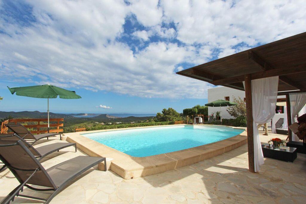 Autentica finca di Ibiza rinnovata con splendida vista sul mare e licenza di noleggio a Es Cubells