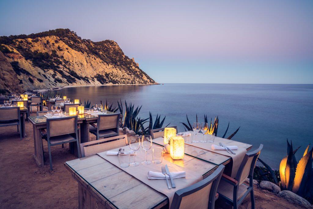 ristorante amante con vista sul mare a Ibiza estate 2020