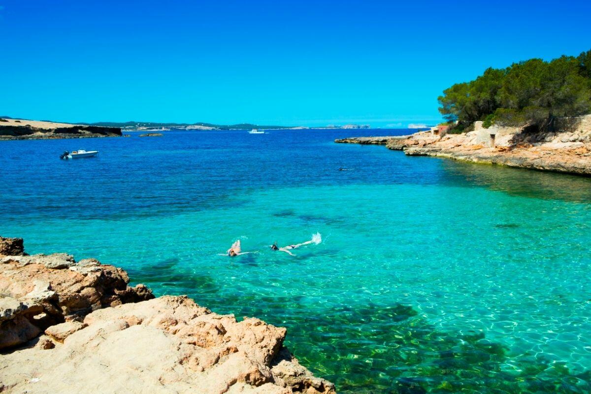 Ibiza estate 2021: Cala Gracioneta Beach nell'isola di Ibiza, Spagna
