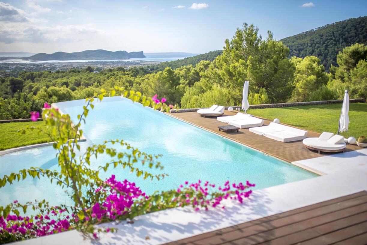 Giardino mediterraneo e villa con vista mare a Ibiza