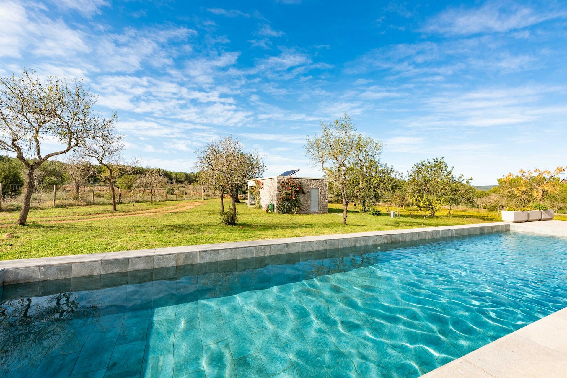 Villa a Ibiza con pannelli solari installati sul tetto