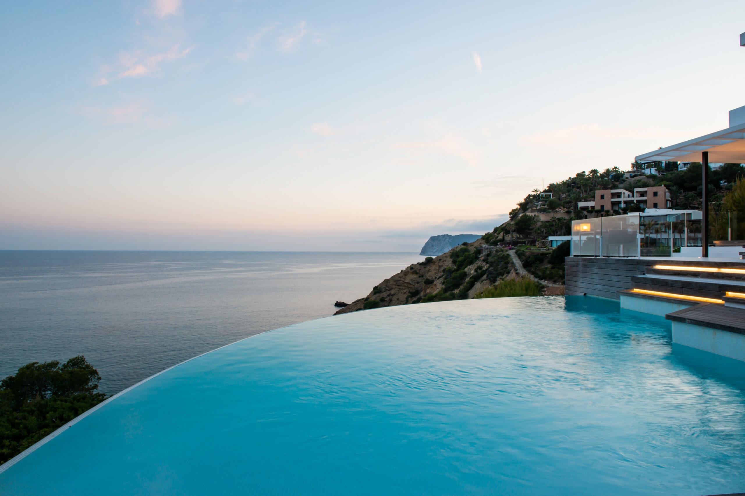 Villa esclusiva e casa di lusso a Ibiza con piscina a sfioro e vista mare