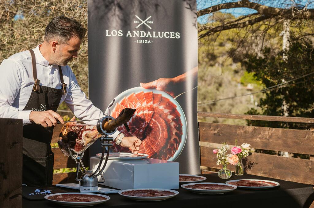 chef privato che taglia jamon in una villa di lusso