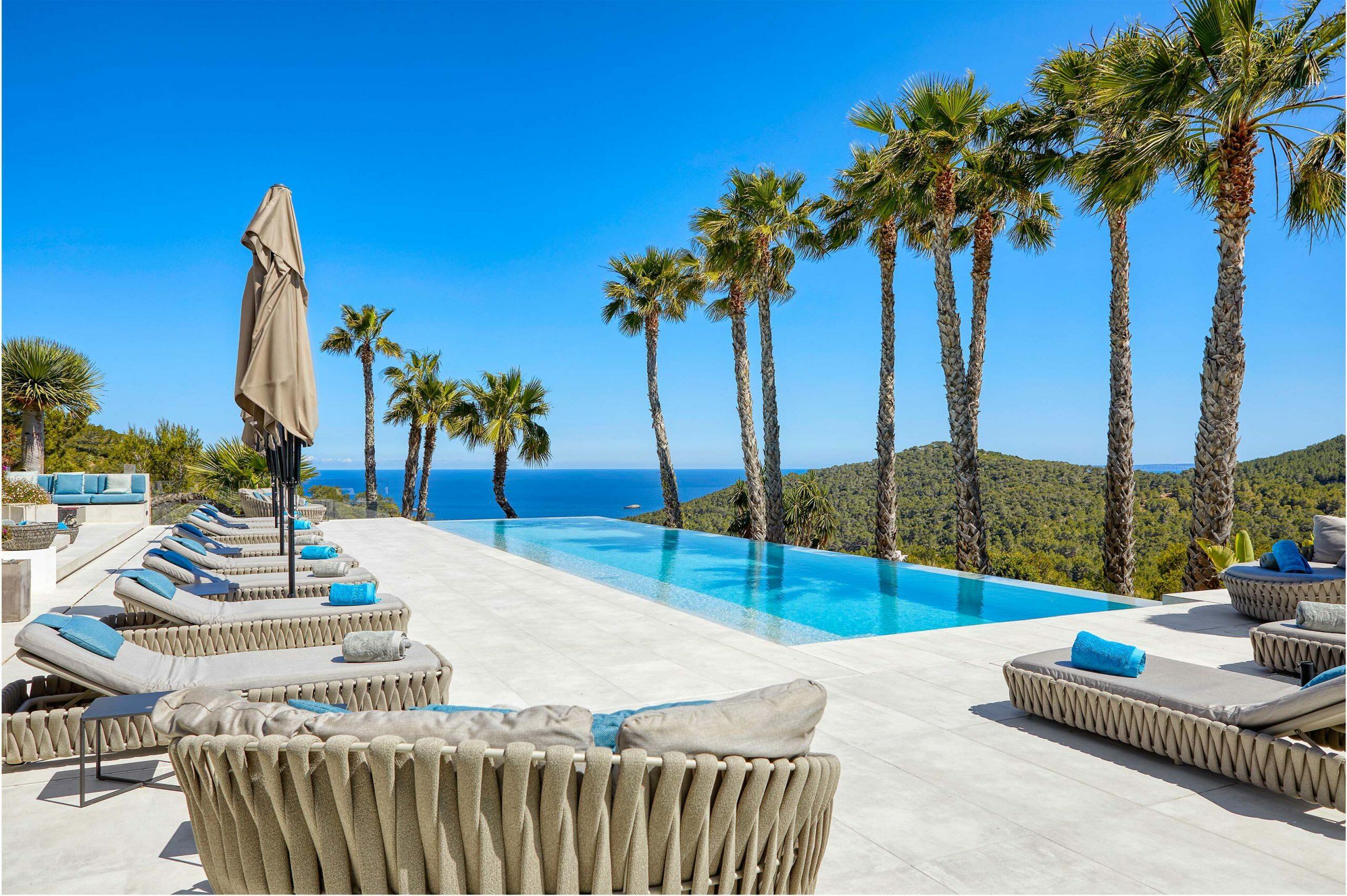 Vista dalla piscina di una proprietà a Ibiza. Scopri come diversificare il tuo portafoglio con proprietà di lusso, forti rendimenti e vantaggi di stile di vita a Ibiza.