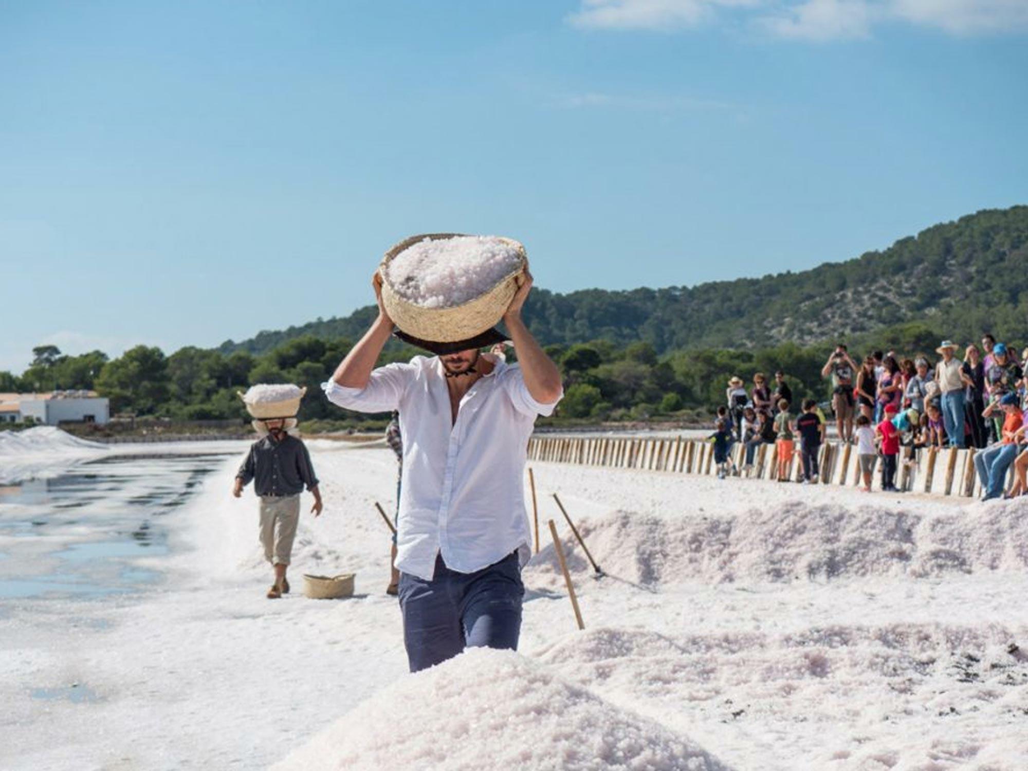 La Fira de la Sal (17–19 ottobre, Ses Salines): Una celebrazione del patrimonio salino di Ibiza con esposizioni culturali, cibo locale e attività per famiglie.
