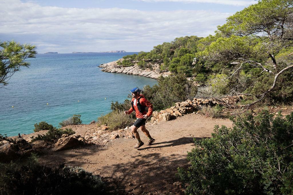 Ibiza Trail Marathon (25 ottobre): Corridori da tutto il mondo affrontano percorsi di 10 km, 21 km e 42 km attraverso i paesaggi aspri dell'isola, offrendo sia sfida che paesaggi mozzafiato.