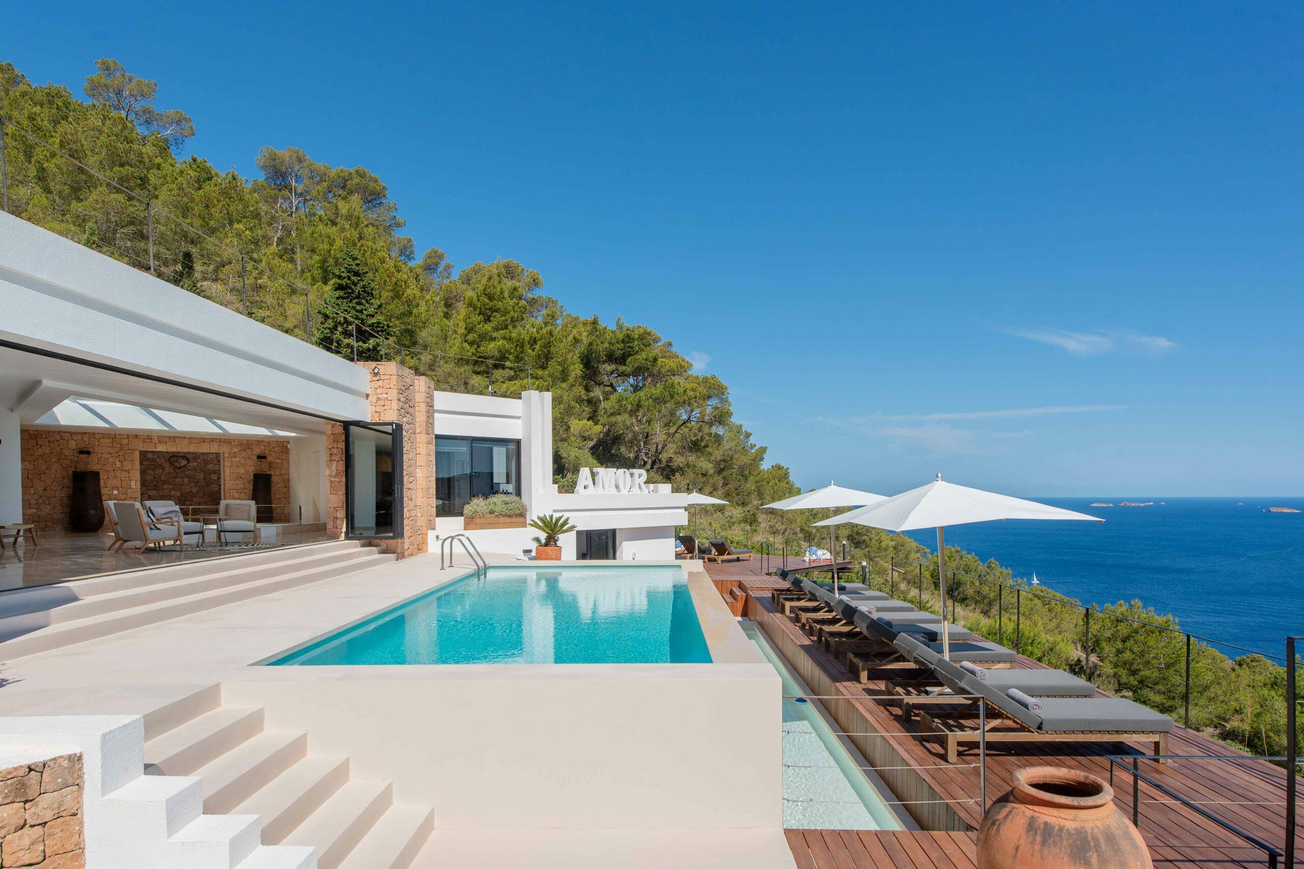 Villa a Ibiza con piscina, terrazza solarium e vista sul Mar Mediterraneo.