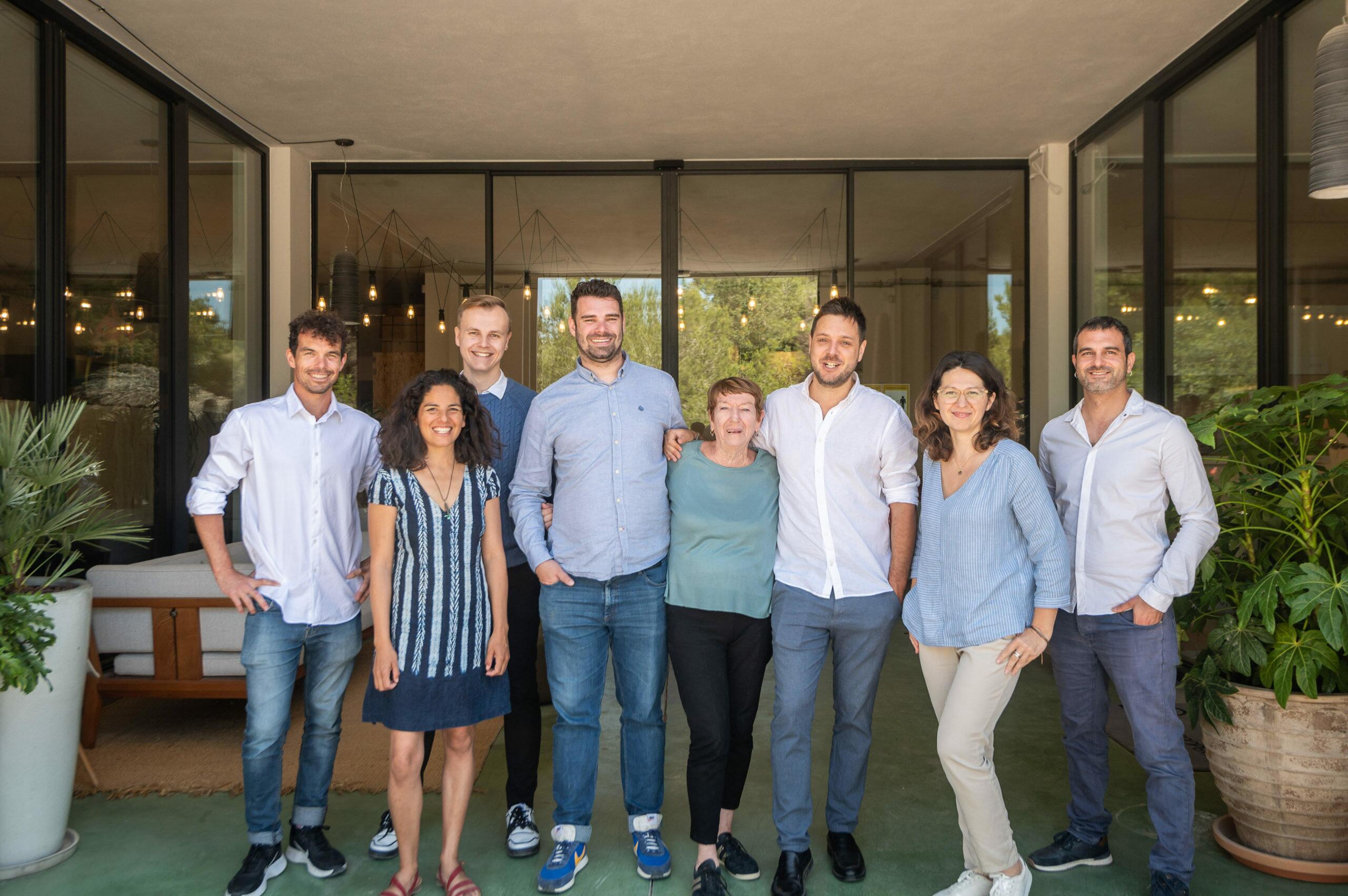 Victor con il team Prestige Rental e Concierge, compresi i figli di Pascale, Marie e Gabriel Dufournier