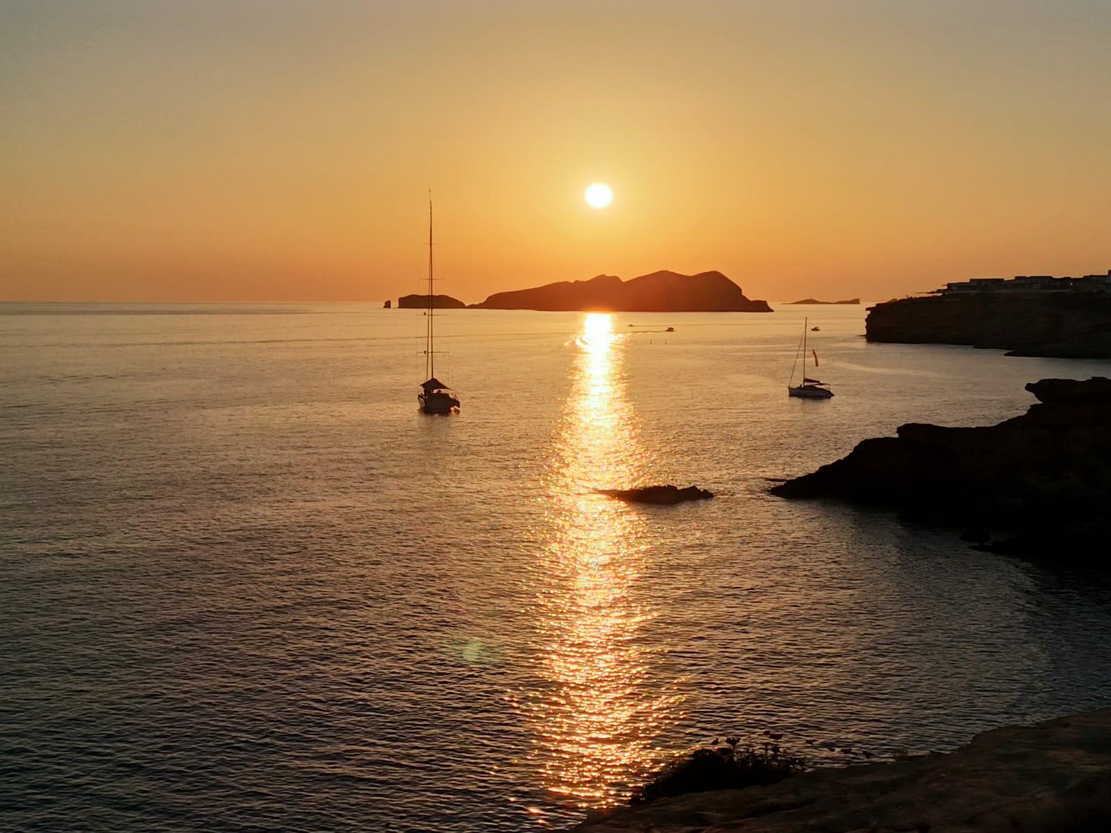 Charter privato in barca su acque cristalline a Ibiza