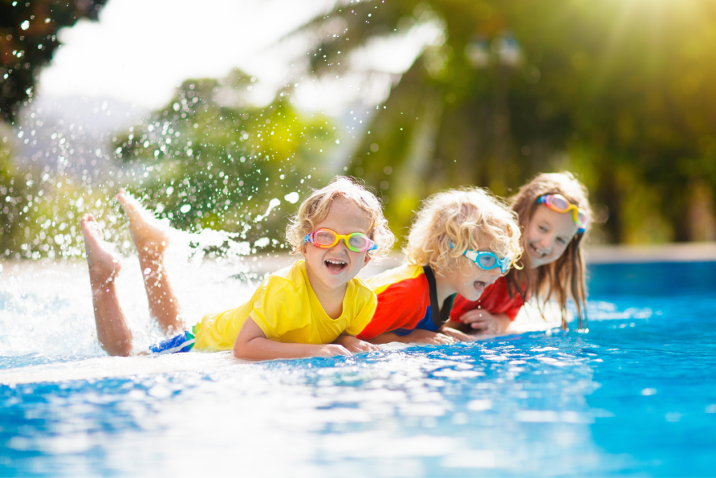 Famiglia che si gode un soggiorno estivo in villa a Ibiza